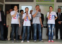Насамкінець пролунала весела пісня у виконанні студентів першого курсу, яку доповнив запальний танець